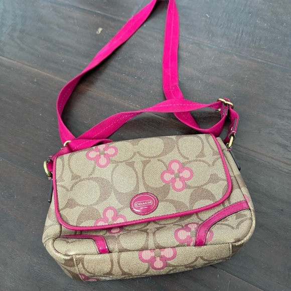 Coach Peyton signature cross body purse - Picture 2 of 8